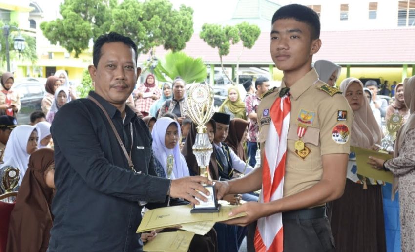 PJ Wali Kota Serahkan Hadiah Pemenang Lomba HUT Kota Padangsidimpuan