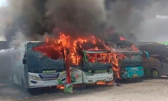 Lima Unit Bus Ludes Dilalap Api Usai Garasi PO Bus di Cirebon Terbakar