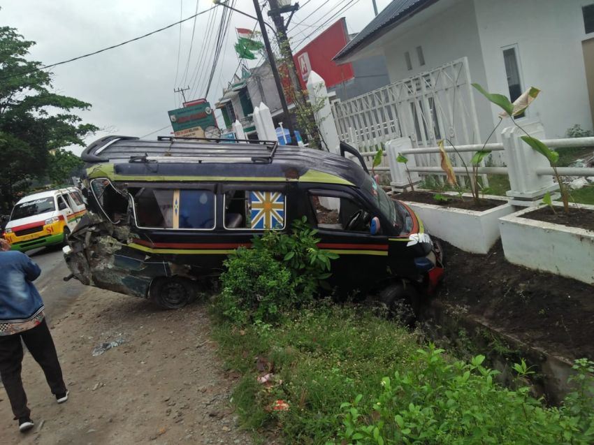 Diduga Asal Berhenti Cari Sewa, Mobil angkot Dirgantara di Sergai Dihantam Truk Fuso, 2 Penumpang Terluka 