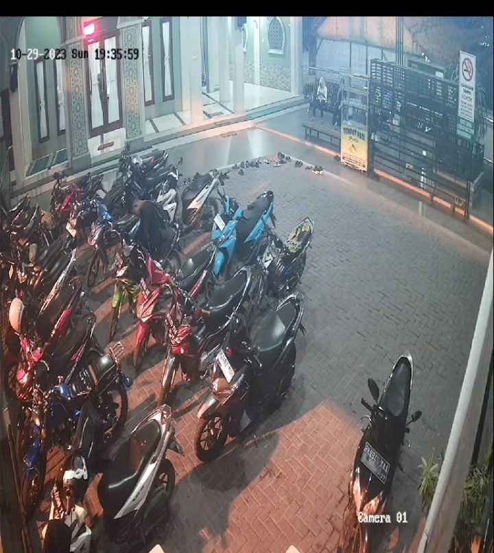 Aksi Pencurian Terekam CCTV Masjid Ar-Rasyid, Sepeda Motor Milik Guru Hilang