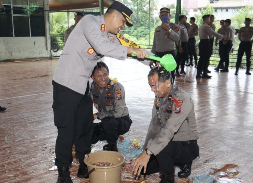 Kapolres Tapsel Sirami Anggota dengan Air Bunga, Ternyata Ini Penyebabnya