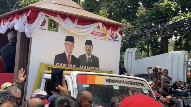 Naik Truk Logistik, Ganjar-Mahfud Diantar Relawan Daftar ke KPU RI