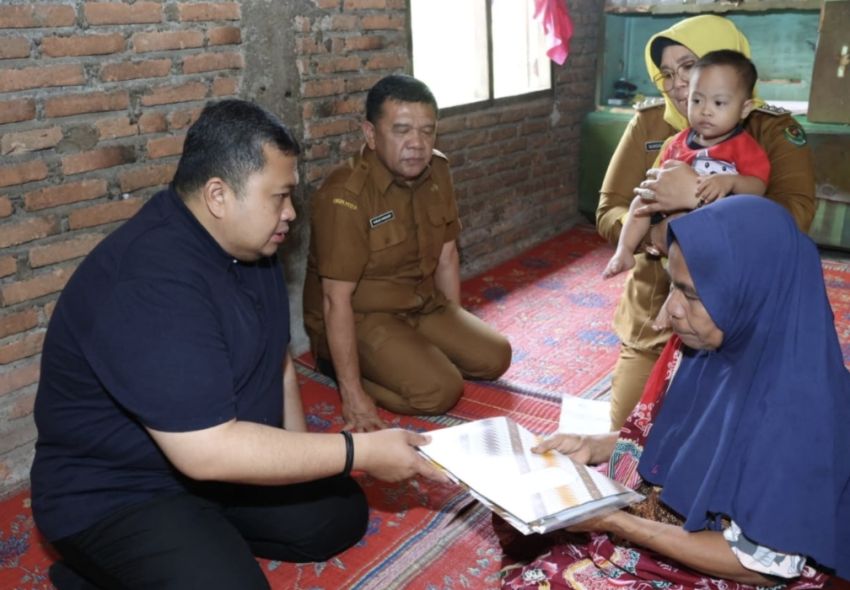 Arham Mumtaz Anak Berkebutuhan Khusus di Desa Sorik Terima Santunan dari Bupati Tapsel
