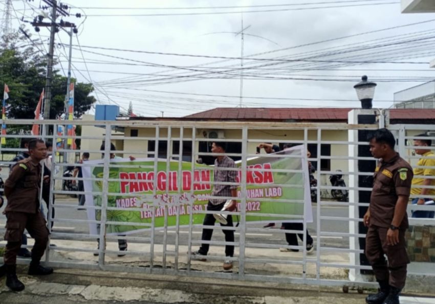 Massa LMPN dan Mahasiswa UIN Unjuk Rasa di Kejari Padangsidimpuan