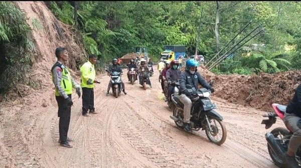 Waspada, Kawasan di Toba Ini Rawan Longsor Hingga Tutupi Badan Jalan