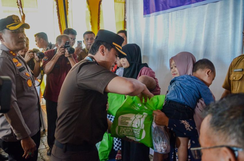 Pj Wali Kota dan Forkopimda Plus Kota Padangsidimpuan Serahkan Bantuan Pangan Penurunan Stunting