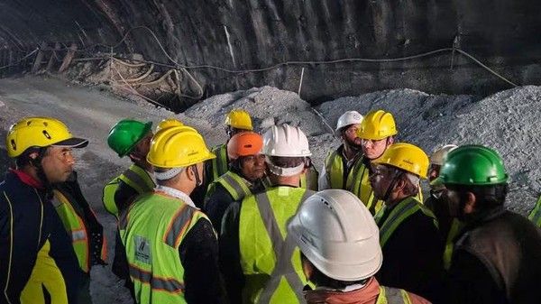 40 Pekerja Terjebak Usai Terowongan yang Sedang Dibangun Runtuh