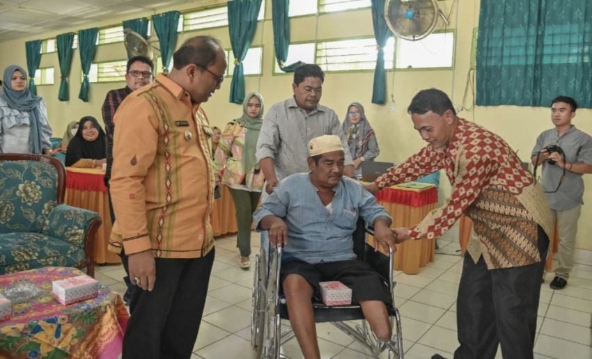 Pemko Padangsidimpuan Serahkan Bantuan Bagi Penyandang Disabilitas