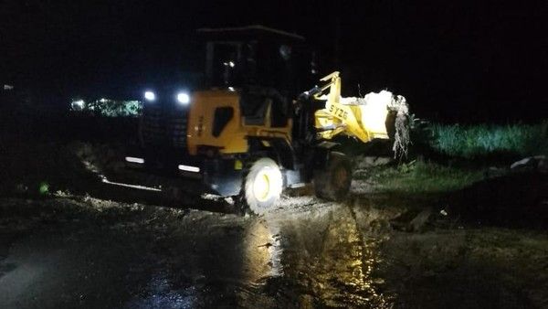 Longsor Tutup Jalan di Taput, Lalulintas 2 Arah Sempat Macet Panjang