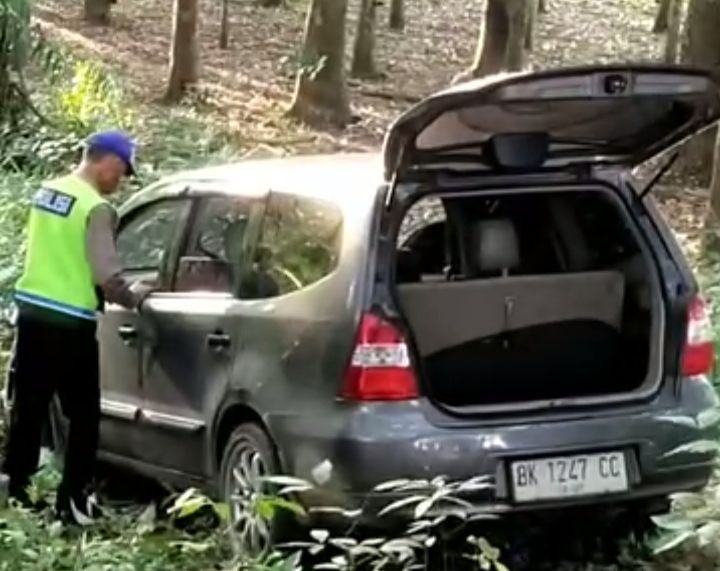 Braak!! Mobil Penumpang Ngebut Tabrak Pejalan Kaki di Sergai, Polisi Malah Temukan Ini di Areal Pohon Rambung
