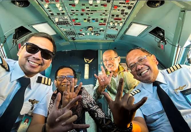 Mahfud Md Unggah Foto di Kokpit Bareng Pilot-Copilot Sambil Acungkan 3 Jari, Dipertanyakan Netizen
