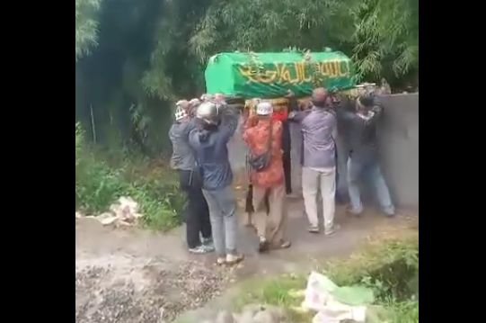 Miris! Akses Jalan ke Kuburan Ditutup, Keranda Mayat Terpaksa 'Lompat Pagar'