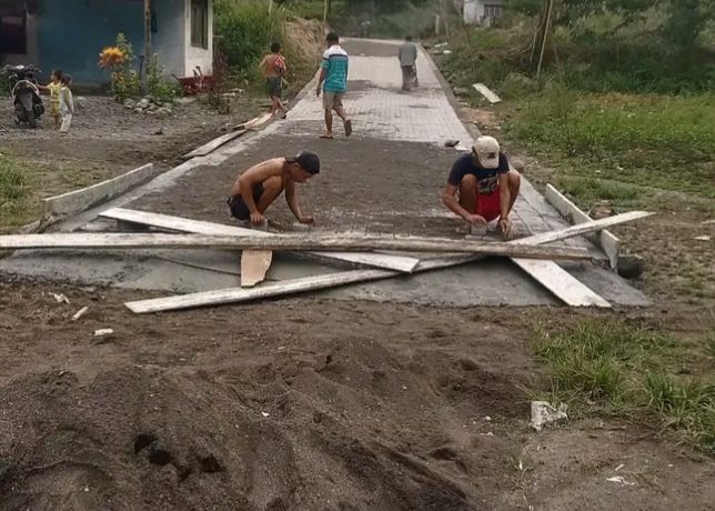 Disperindag Pamekasan Sediakan 30 Paket Pekerjaan Paving Block di 13 Kecamatan