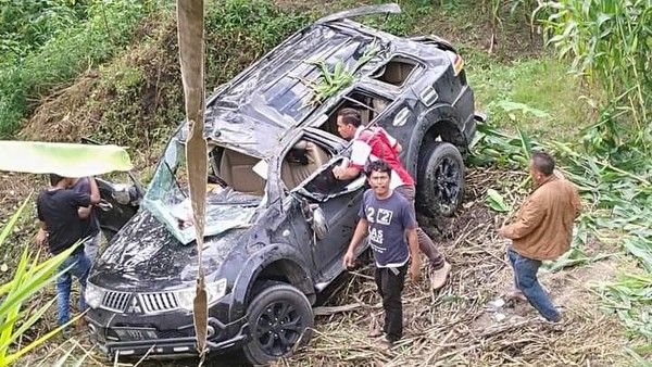 Mobil Pasutri Asal Jambi Terjun ke Jurang Sedalam 15 Meter di Taput