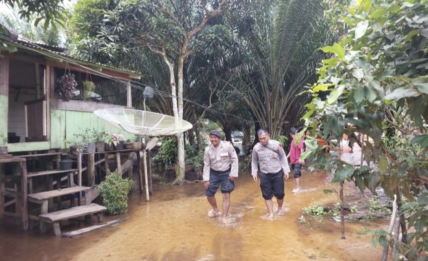 Personil Polres Dan BPBD Tapsel Tinjau Lokasi Banjir Di Angkola Selatan