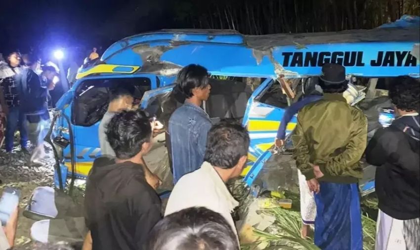 11 Orang Tewas Usai Minibus Bertabrakan dengan KA di Lumajang