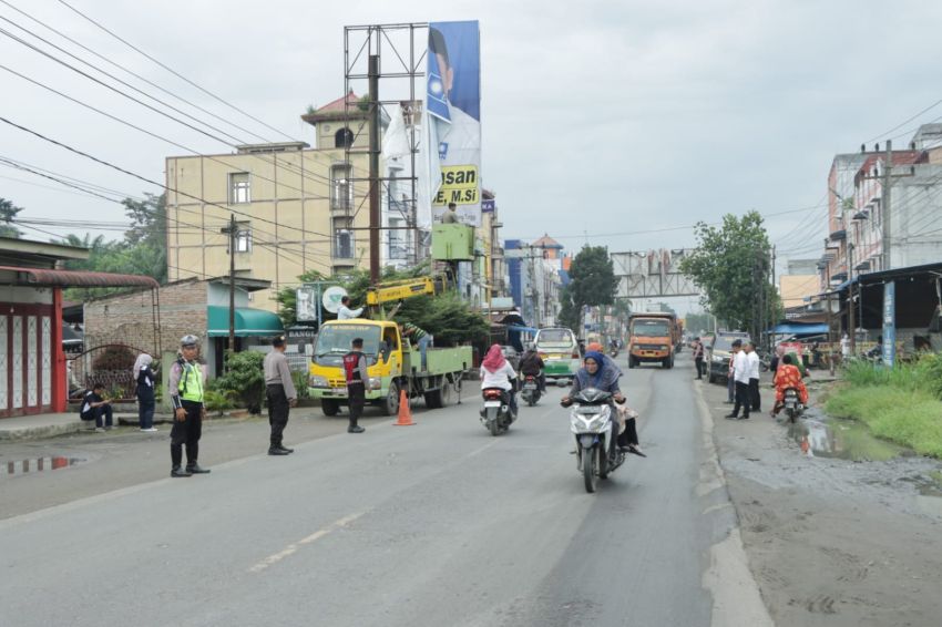 Bawaslu Bersama Tim gabungan Tertibkan Alat Peraga Kampanye di Sergai