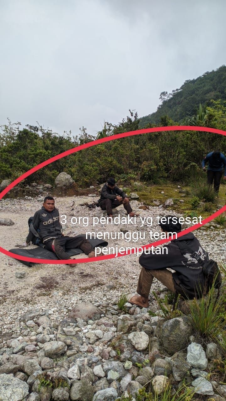 Tiga Pendaki Gunung Sibayak yang Tersesat Ditemukan Selamat