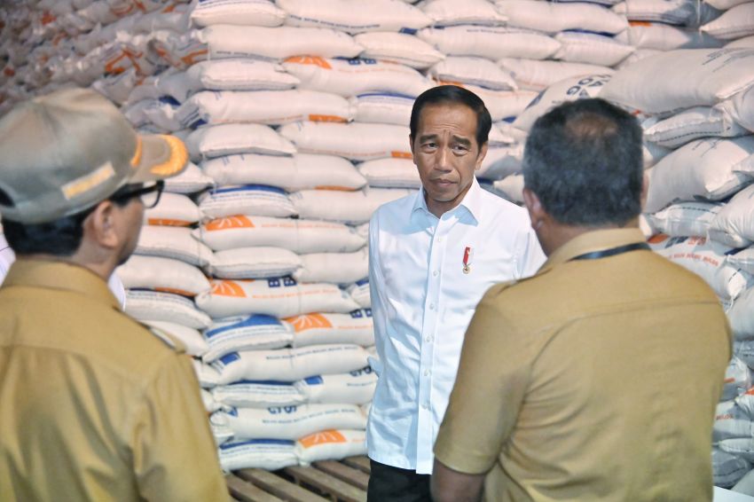 Pj Gubernur NTT Dampingi Presiden Jokowi Serahkan Bantuan Pangan di Labuan Bajo