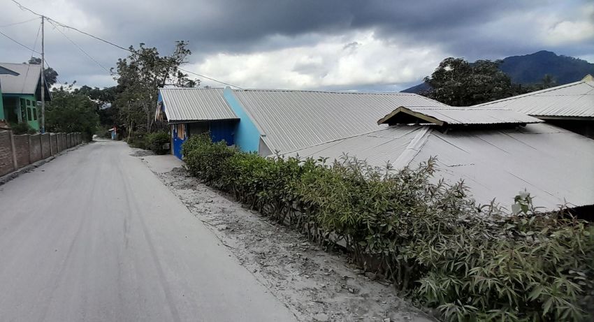 Gunung Ile Lewotobi Meletus, 5 Desa di Flores Timur Diguyur Abu, Tebalnya Hingga 3 Cm