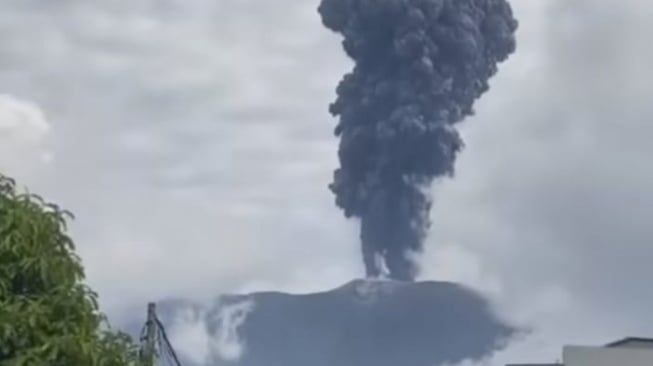 Gunung Marapi di Sumbar Erupsi, 70 Pendaki Terjebak