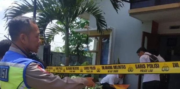 Guru SD Ditemukan Tewas Bersama Istri dan Anaknya di Rumah, Diduga Bunuh Anak istri Lalu Bundir