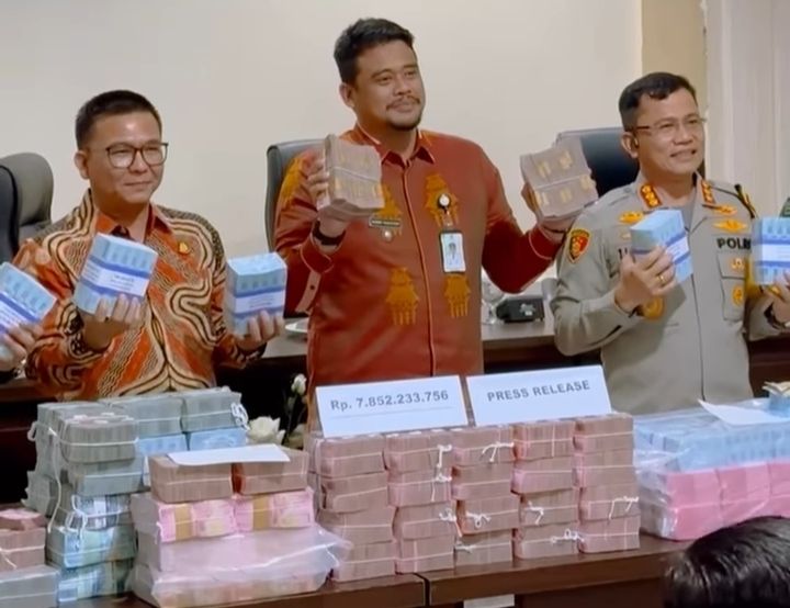 Bobby Pamer Uang Rp 7,8 Miliar yang Dikembalikan Kontraktor Proyek Lampu Pocong