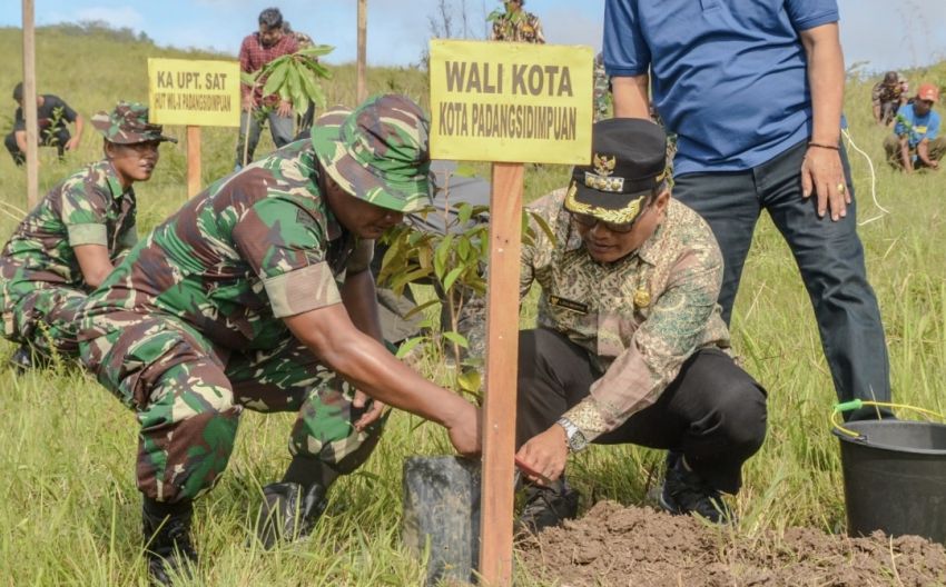 Forkopimda Kota Padangsidimpuan Tanam 500 Pohon Program TNI AD
