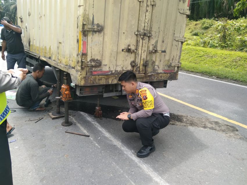 Kasat Lantas Polres Labuhanbatu AKP Johan Amankan Jalur Mudik, Bantu Truk Box Rusak di Badan Jalan