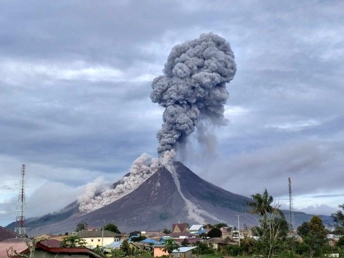 Peringatan, Wisatawan Diminta Hindari Kawasan Gunung Sinabung Sementara Waktu