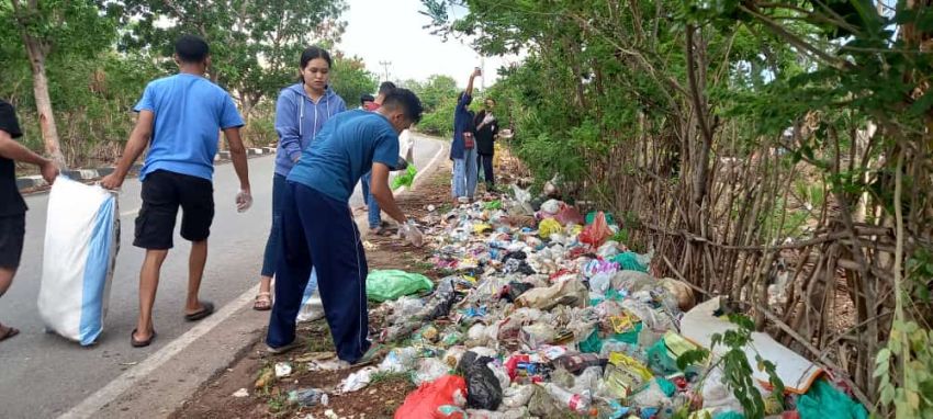 Peduli Lingkungan, PERMAI Kupang Gelar Aksi Bersih Sampah