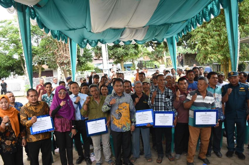 Bupati Sergai Serahkan Bantuan Perahu Penangkap Ikan Untuk Nelayan