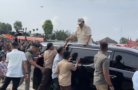 Kunjungi Korban Marapi, Prabowo Disambut Teriakan Presiden