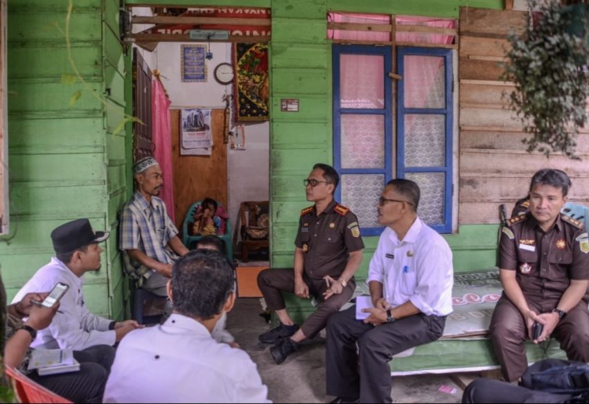 Kajari Padangsidimpuan Laksanakan Penyuluhan Hukum Sekaligus Penyerahan Bansos ke Warga