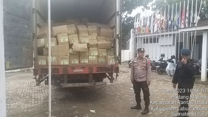 Polres Labuhanbatu Kawal Ketat Kedatangan Logistik Surat Suara Pemilu di KPU