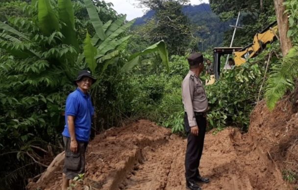 Personil Polres Tapsel dan Warga Evakuasi Material Longsor di Desa Napagadung Laut-Rampa Jae Paluta