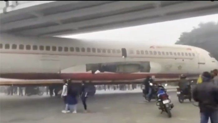 Terjadi Lagi, Pesawat Air India Nyangkut di Jembatan