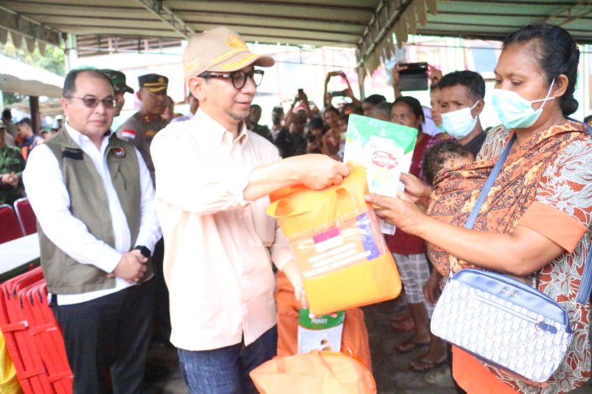 Pj. Gubernur NTT Bersama Kepala BNPB Tinjau dan Serahkan Bantuan bagi Masyarakat Terdampak Erupsi Gunung Lewotobi Laki-Laki