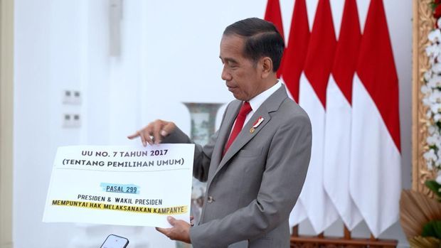 Ketika Jokowi Bawa Print Kertas Besar UU Pemilu Soal Presiden Boleh Kampanye