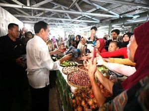 Jokowi Cek Harga Bahan Pokok dan Bagikan Bansos saat Tinjau Pasar di Jateng