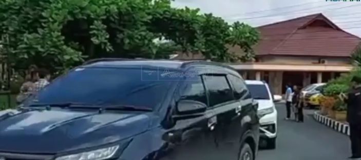 Bupati Labuhanbatu Diboyong KPK Pasca Kabar OTT Plt Kadis Kesehatan, Erik Adtrada Sempat Lambaikan Tangan ke Wartawan