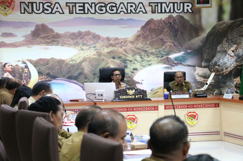 Pj. Gubernur NTT Menyerahkan DPA SKPD Tahun 2024