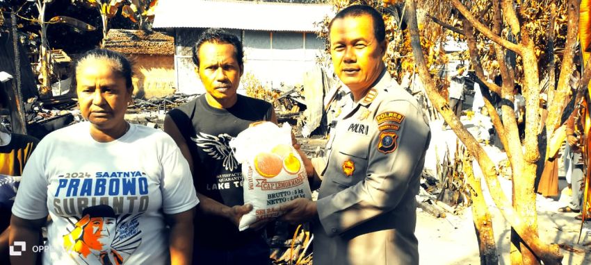 Kapolsek Teluk Mengkudu Berikan Bantuan kepada Korban Kebakaran di Bogak Besar