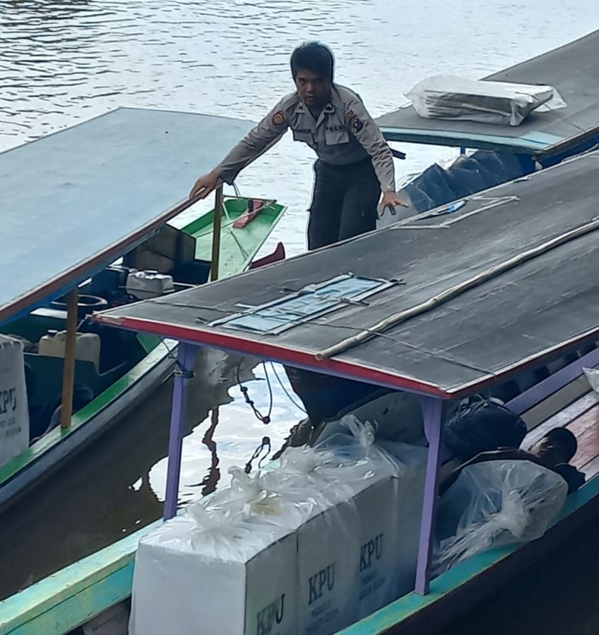 Cerita Personel Polres Madina yang Rela 5 Jam Naik Perahu 'Robin' Demi Terlaksananya Pemilu 2024