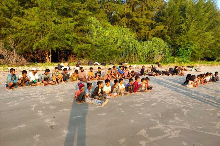Kapal Pembawa 137 Pengungsi Rohingya Berlabuh di Aceh Timur