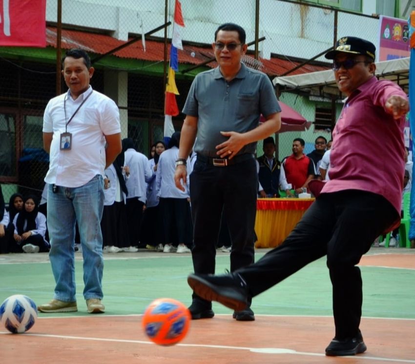 Tendangan Perdana Pj Wali Kota Padangsidimpuan Tanda Dimulai Turnamen Futsal MAN 2 Cup Vl