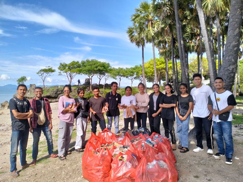 Peduli Lingkungan, IPELMEN Kupang Bersihkan Sampah di Pesisir Pantai Batu Nona Lasiana