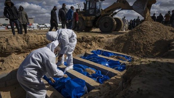 Ratusan Jenazah Warga Gaza yang 'Dicuri' Israel Dimakamkan Massal