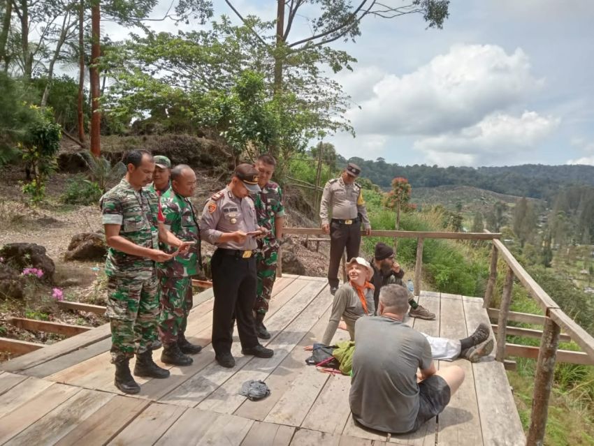 Nekat Daki Gunung Sinabung di Karo, Tiga Wisatawan Asing Dicegat Tim Gabungan