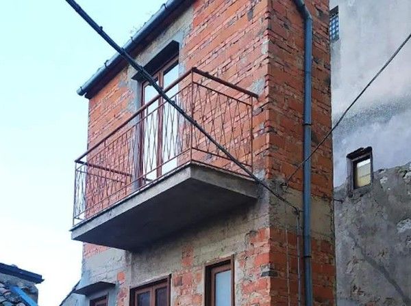 Cerita Rumah Lebar 1 Meter yang Berdiri Gegara Dendam Sama Tetangga